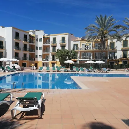 Apartamento 405 Em Urbanizacao Com Piscinas
